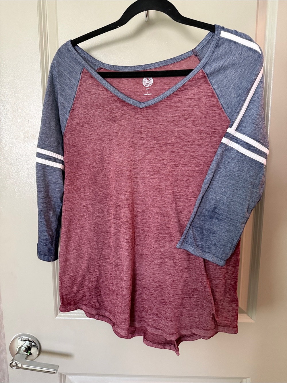 SO Women's Two-Tone Raglan V-Neck Top - Burgundy and Heather Blue L